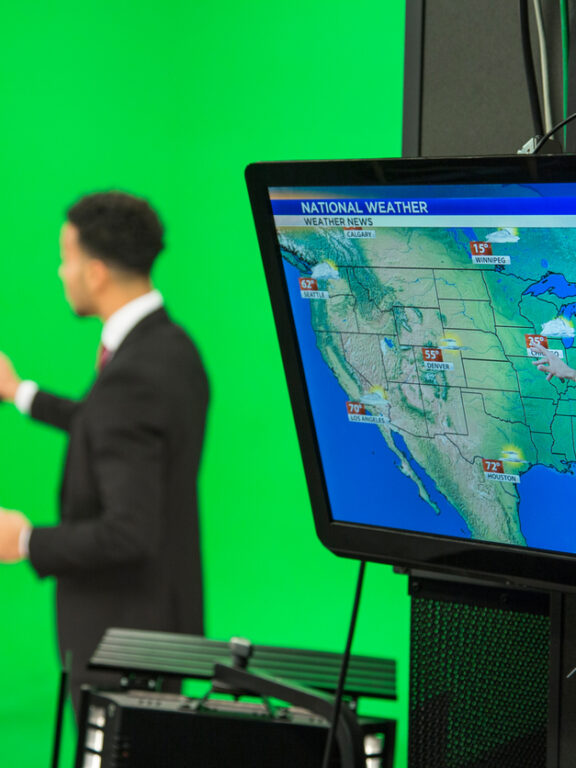 El pronóstico del tiempo usa una pantalla verde y tú también puedes